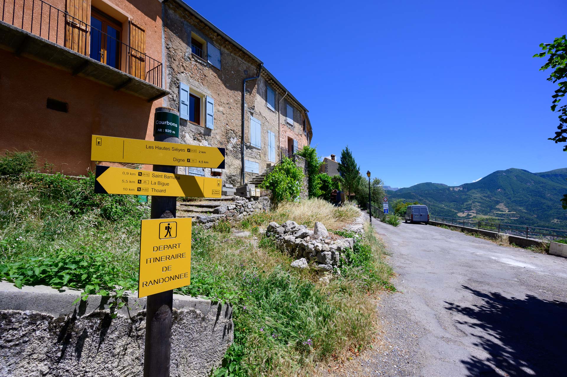 Randonne depuis le village de Courbons dans les Alpes de Haute Provence