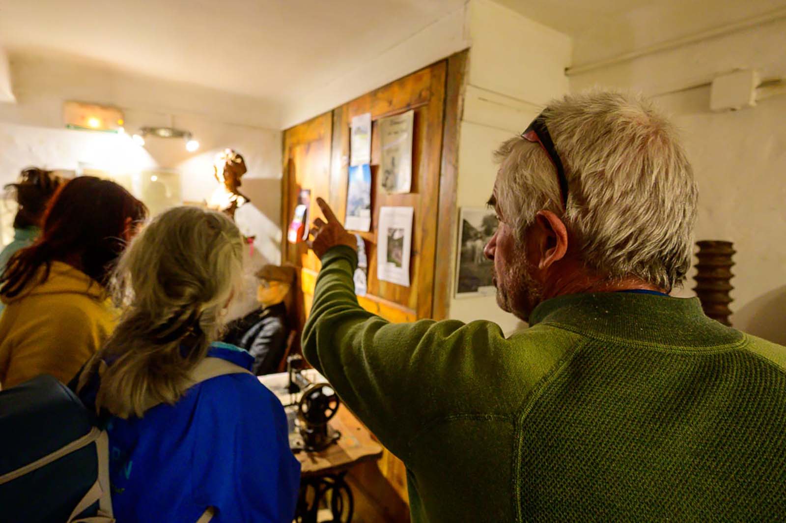 Visite guidée à l'Écomusée de la Javie avec exposition d’objets anciens et explications du guide