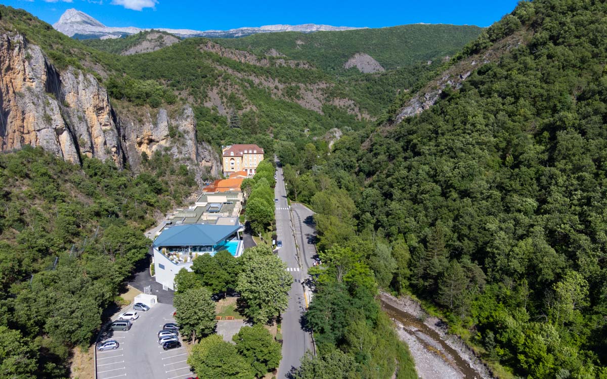 Thermes de Digne-les-Bains dans le Vallon des Eaux Chaudes