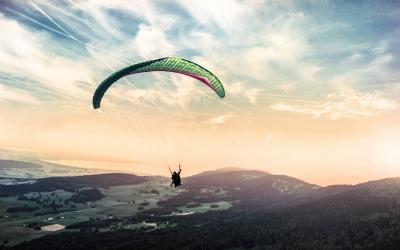 paragliding 1245837 1920 Image par Free Photos de Pixabay