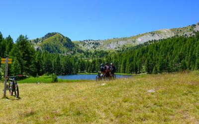lac noir lac milieu alpes haute provence